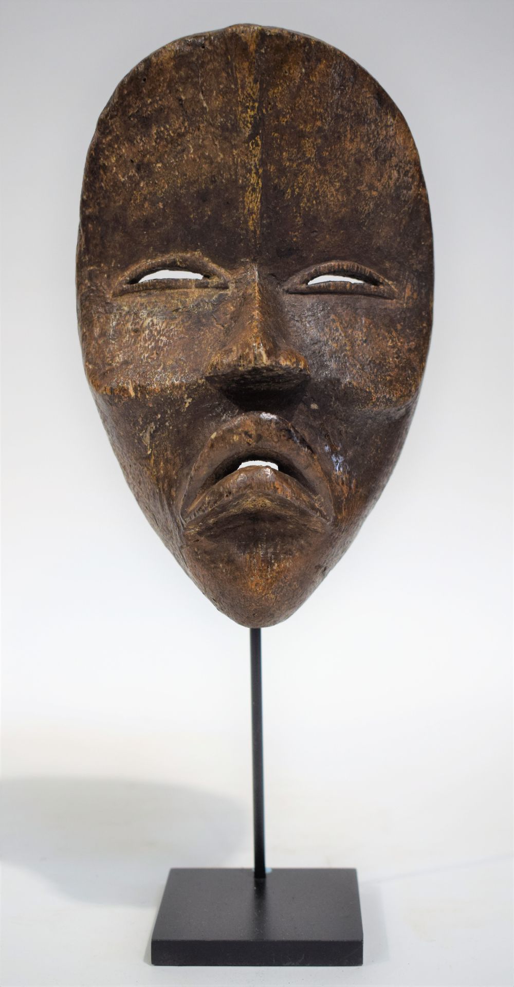 Null (LIBERIA) Masque DAN, 1ère moitiée du XXème siècle, belle qualité, socle su&hellip;