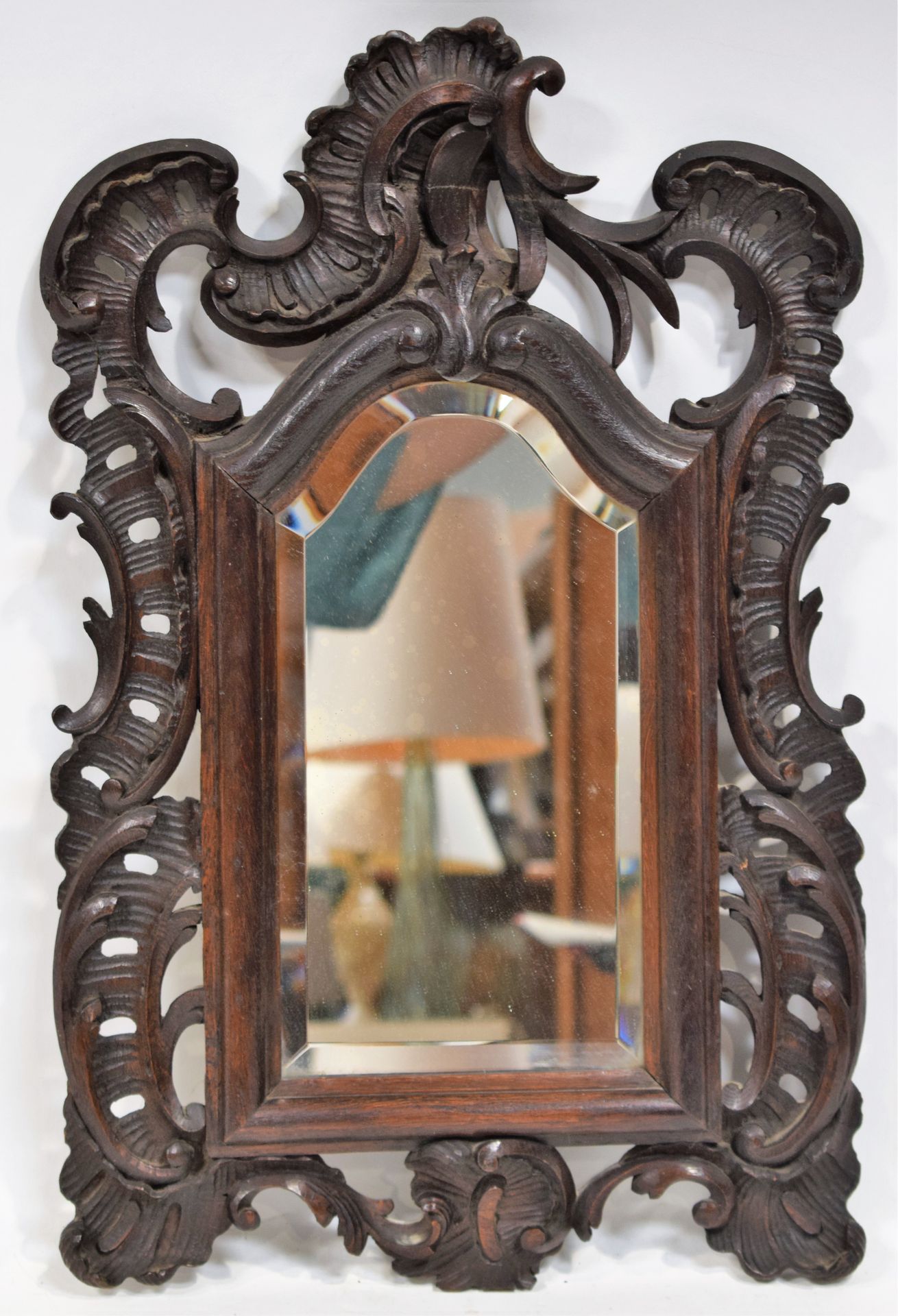 Null Petit miroir XIXe dans la goût Louis XV au pourtour ajouré, 57 x 37 cm

|

&hellip;