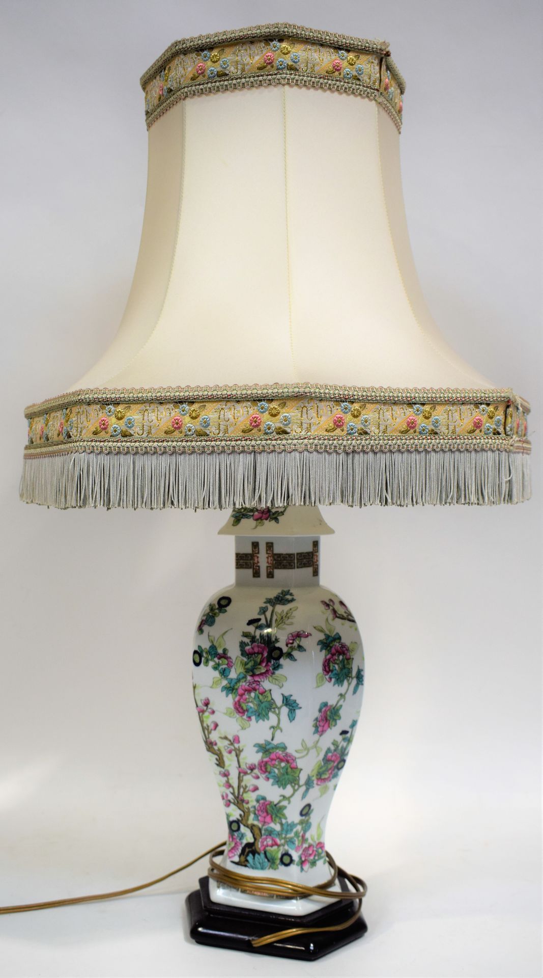 Null Lampe en porcelaine de LIMOGES à décor de fleurs dans le goût japonisant, f&hellip;