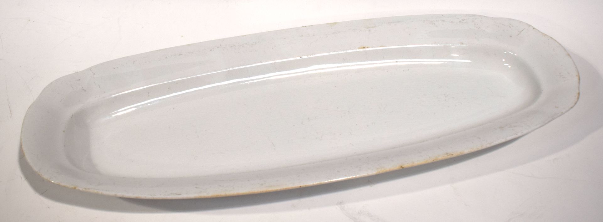 Un grand PLAT ovale et creuse de VILLEROY BOCH METTLACH, couleur blanc, longueur&hellip;