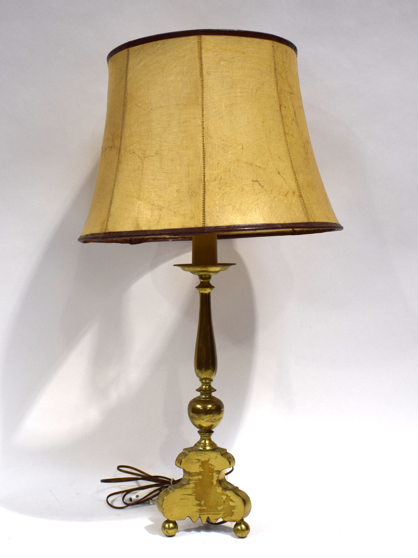 Null Un PIQUE CIERGE en laiton, monté en lampe, hauteur : 69 cm 

|

A brass CAN&hellip;