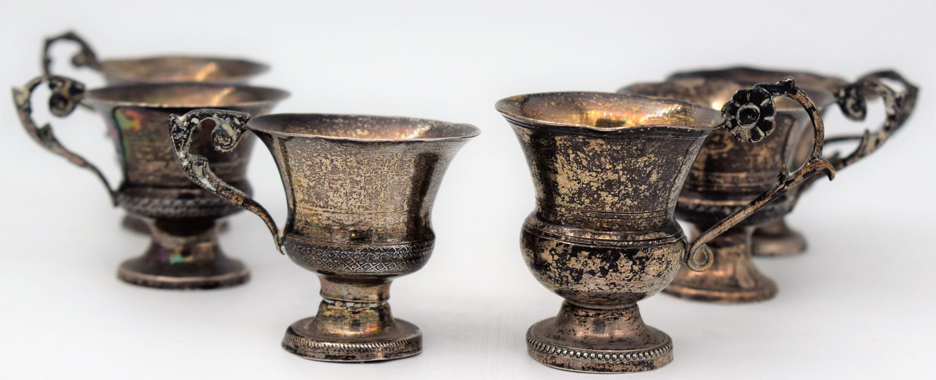 Null Ensemble de 6 petits Vases Medicis munis d'une anse, en Argent, quelques dé&hellip;