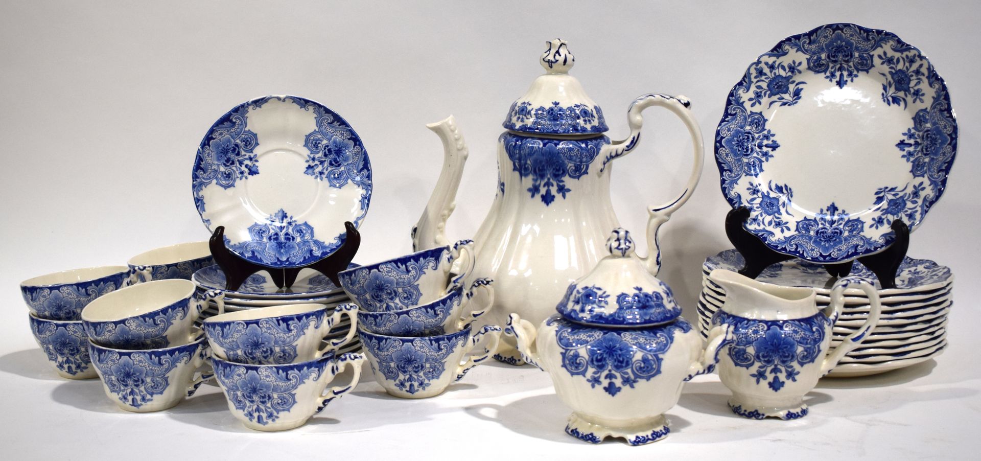 Null Service à thé en faïence blanche à décor bleu de feuilles, DORDRECHT B.F.K.&hellip;