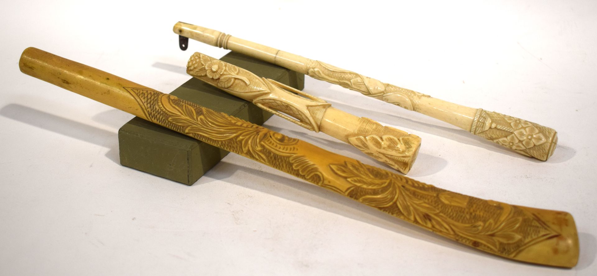 Null Ensemble de manches d'ombrelles de la fin du XIXe siècle : 2 en ivoire scul&hellip;