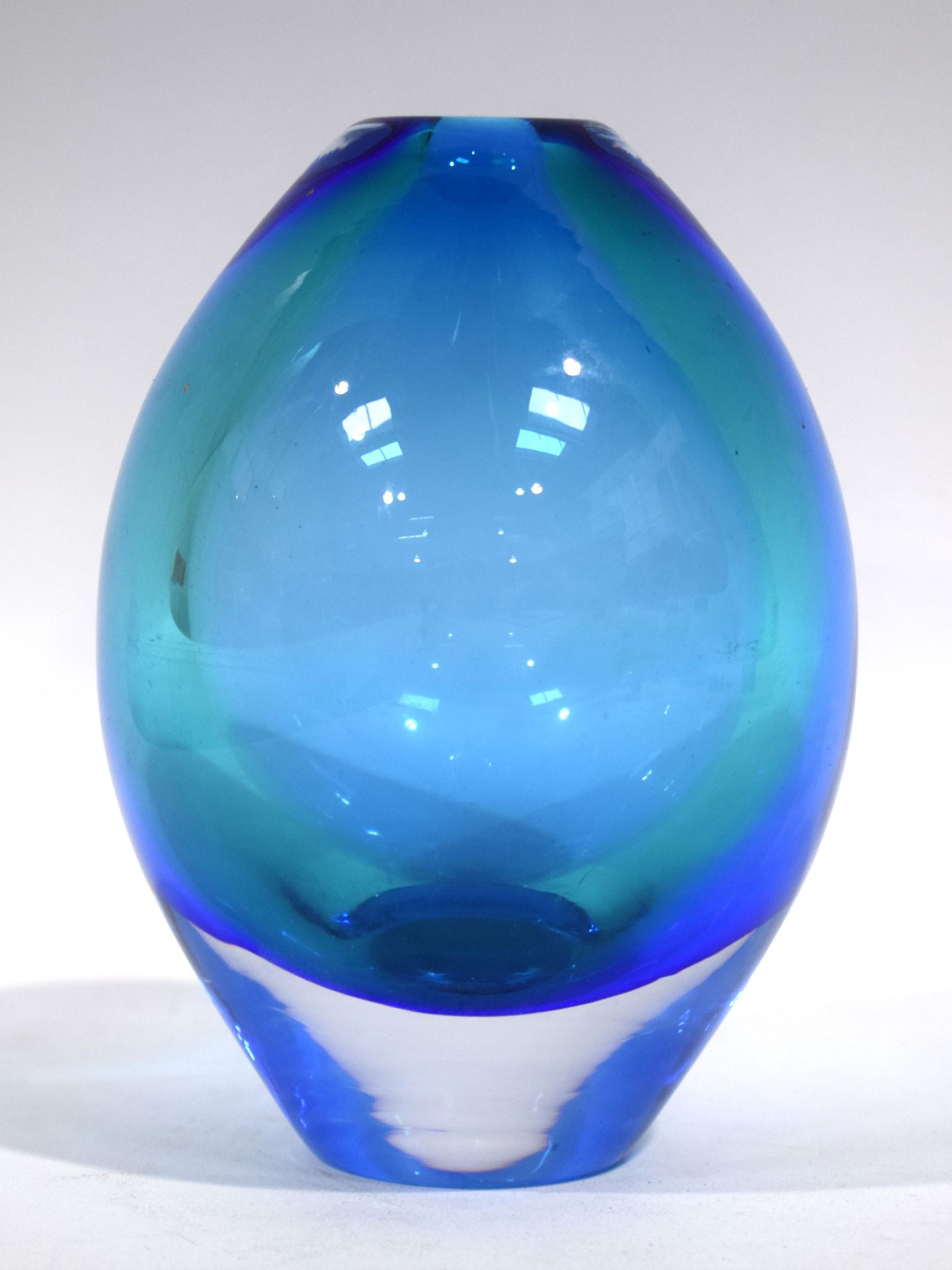 SOLIFLOREen cristal irisé bleu/vert, forme goutte, signature à l'aiguille sous l&hellip;