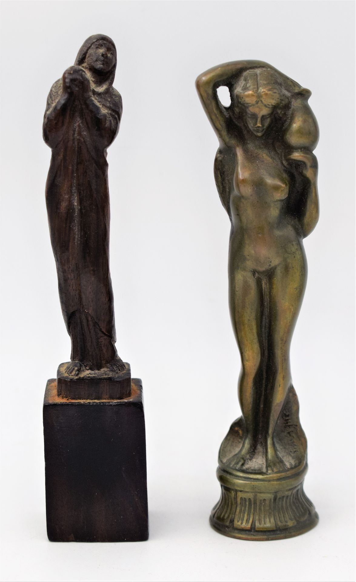 Null ENSEMBLE de deux sculptures : 1. Jeune femme à l'amphore. Petite bronze pat&hellip;