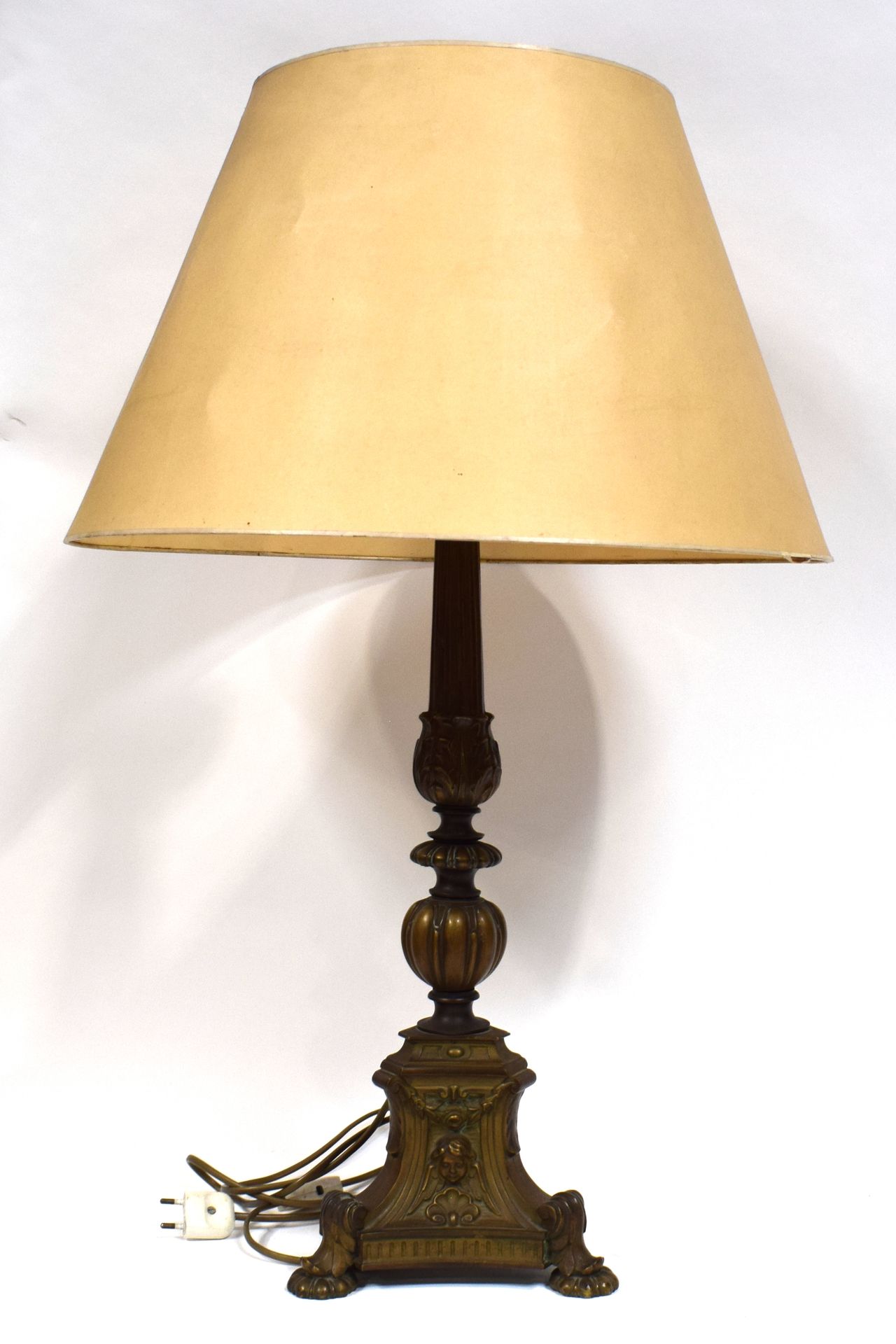 Null LAMPE style flamand en métal, années 70, hauteur : 80 cm 

|

Flemish style&hellip;