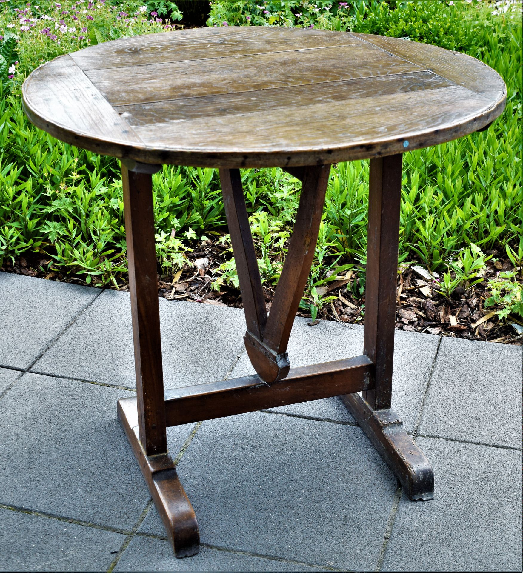 Table ronde rustique à plateau basculant, 2 pieds à entretoise, travail rustique&hellip;