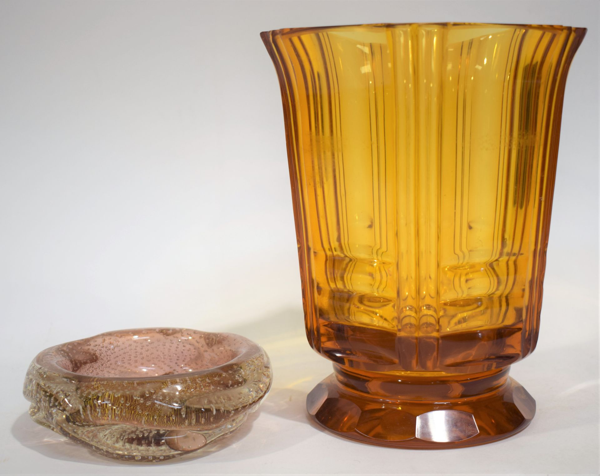 Vase en verre teinté couleur orangée, design des années 60/70, piédouche biseaut&hellip;