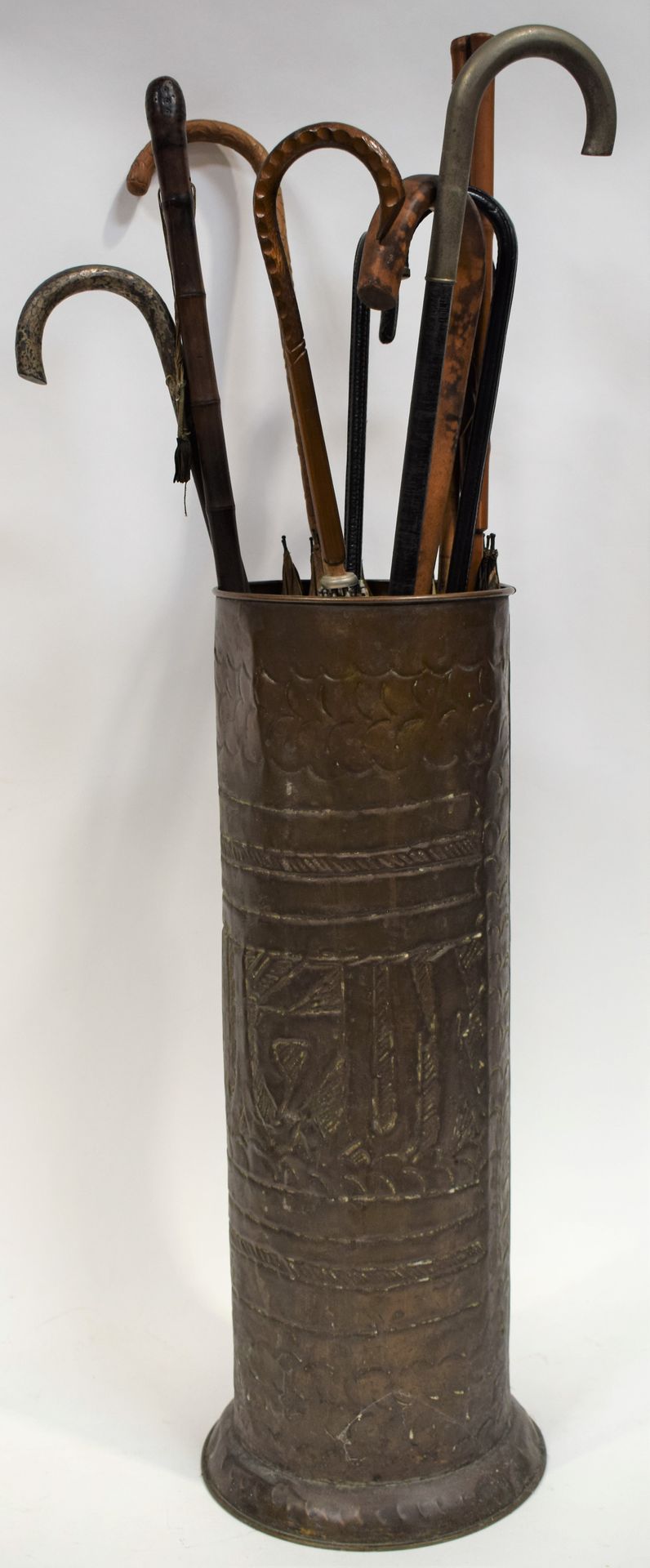Dans un porte-parapluie en cuivre (63 cm), ensemble de cannes et ombrelles : 1. &hellip;