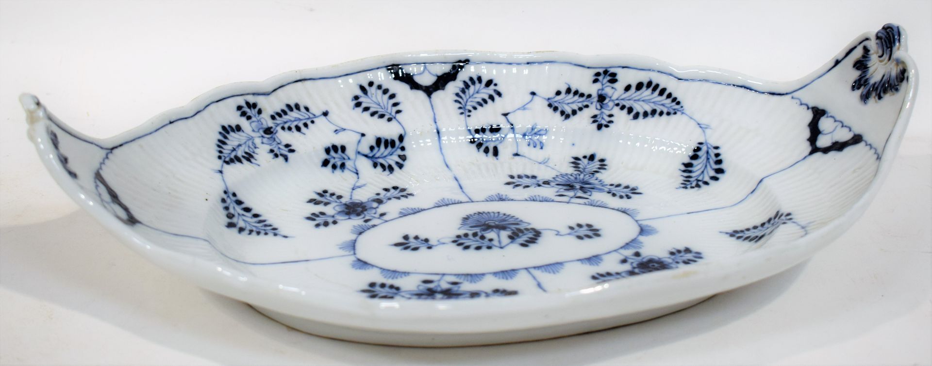 Null Plat en porcelaine de MEISSEN, à anses remontantes et décor de fleurs bleue&hellip;
