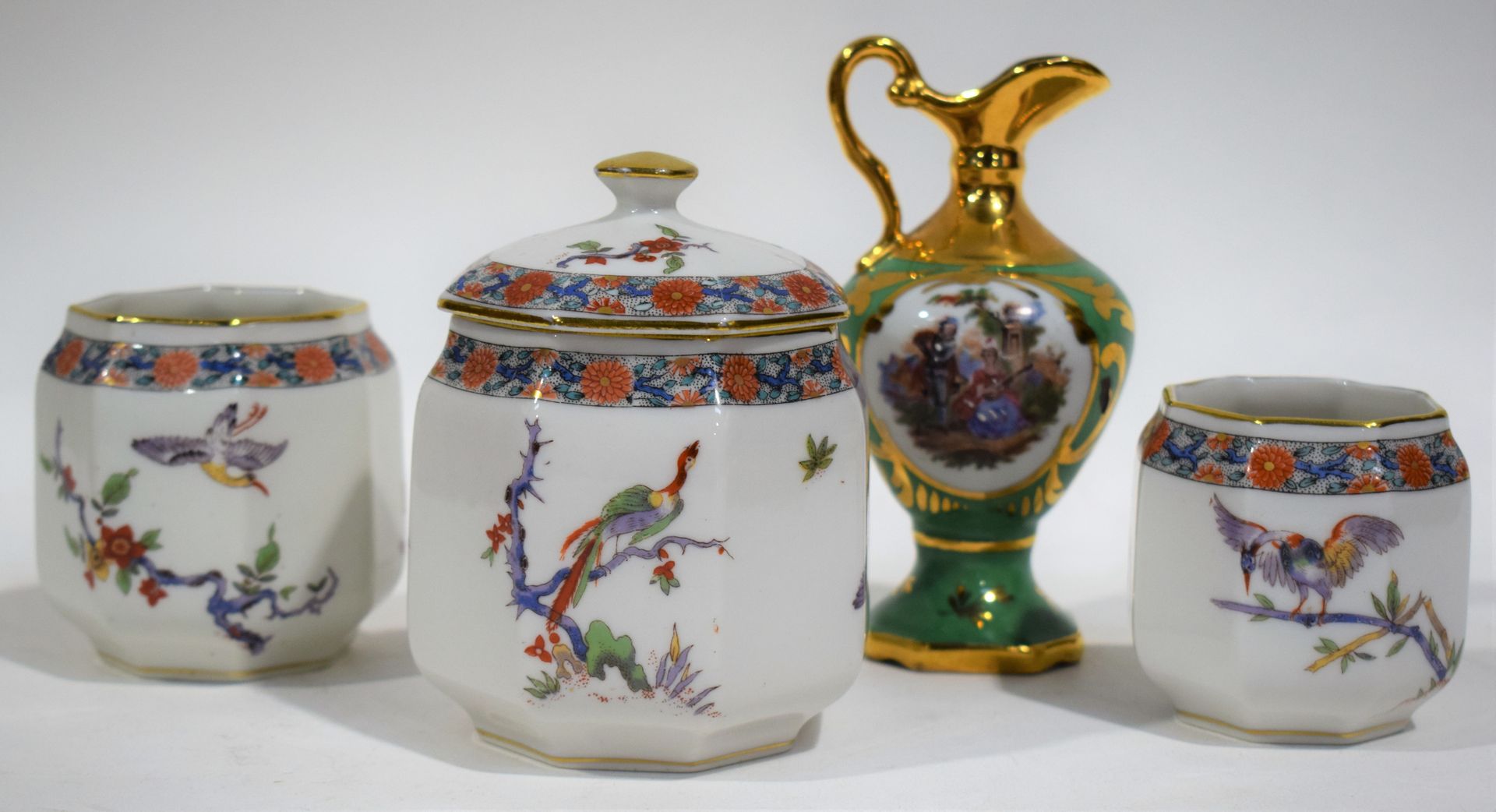 Null LIMOGES : Pot couvert en porcelaine de LIMOGES à décor de fleurs et d'oisea&hellip;