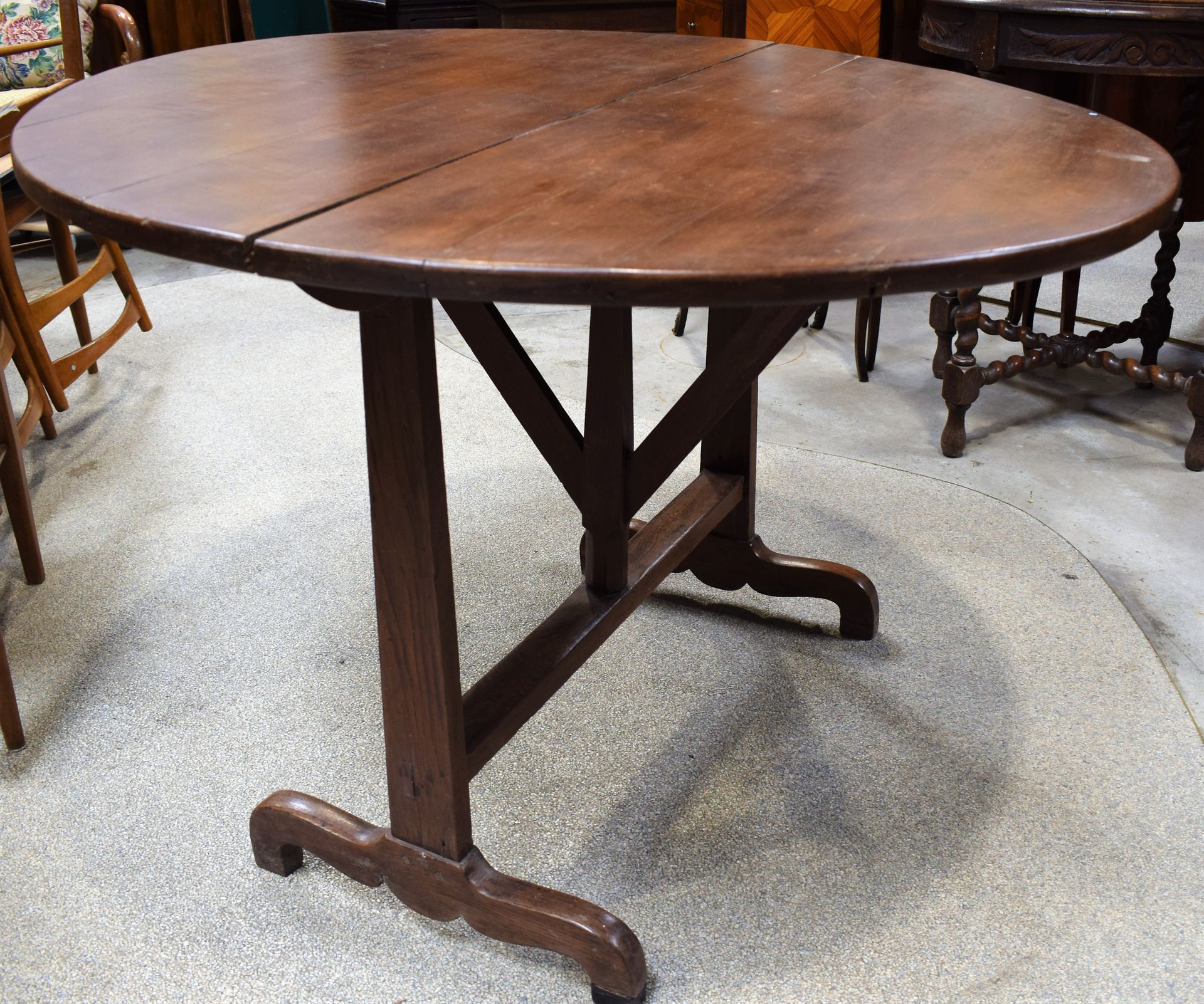 Null Table ronde à plateau basculant, 2 pieds à entretoise, travail rustique du &hellip;