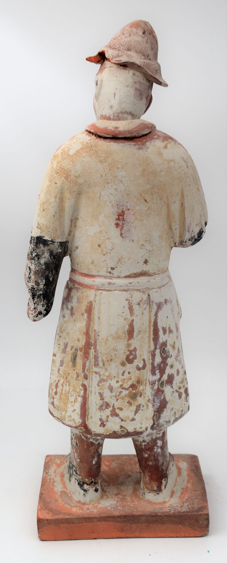 Null CHINE, probablement Dynastie Tang (618-907). Homme au chapeau, tenue ceintu&hellip;