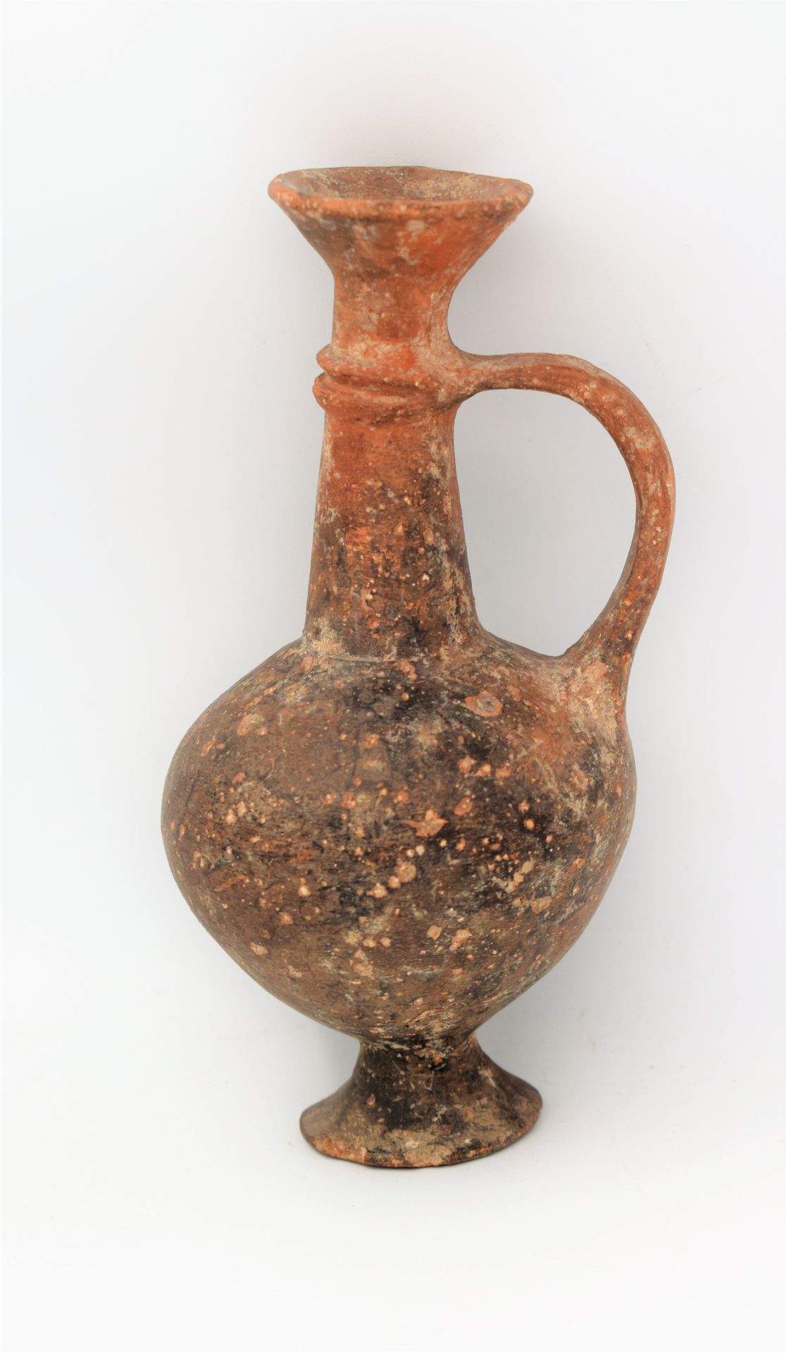 Null Petite CRUCHE chypriote en terre cuite

Age de Bronze 

Hauteur : 13 cm 

(&hellip;