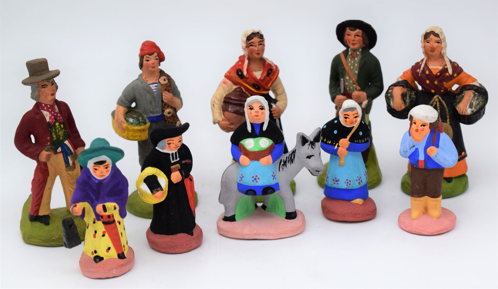 Null Ensemble de 9 SANTONS artisanaux en terre cuite

Les figurines sont signées&hellip;