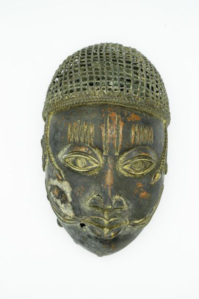 Null Masque Ife 
Royaume du Bénin / Nigéria 
Bronze à la cire perdue 
H. : 23 cm&hellip;