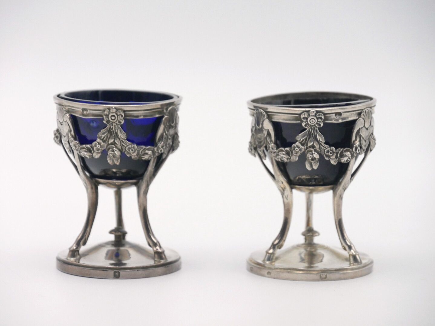 Null 18世纪末

一对银质950/1000e的鸡蛋杯，有花环装饰，蓝色玻璃衬里

旧制度印记的痕迹，琴声印记（反印记巴黎旧工程？），米诺尔印记

银的重量&hellip;