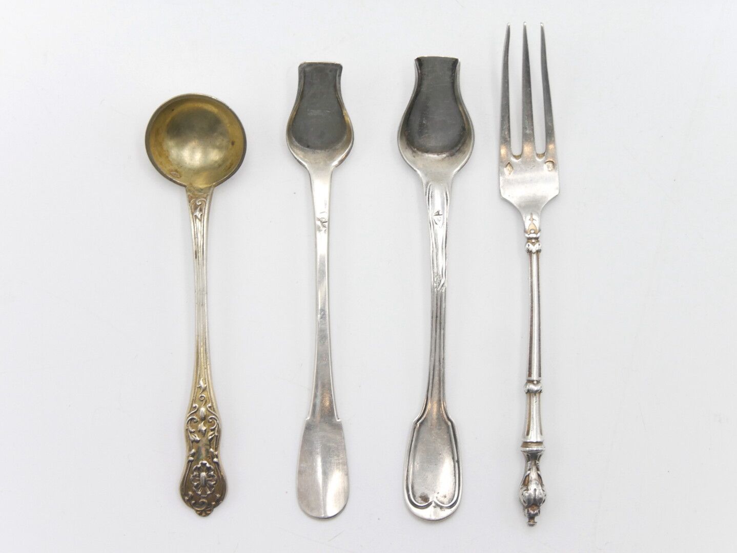Null 法国 - 19世纪

由三把盐铲和一把叉子组成的950/1000e银质套装

标志：米歇尔-安吉或米内尔

总重量：57.1克。

长：12.6厘米，&hellip;