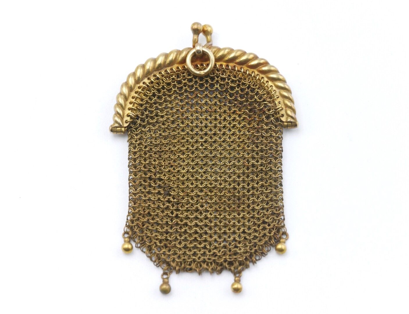 Null 法国 - 约1900年

一个金链子的邮包，扣子是扭曲的形式，有一个戒指和四个小金珍珠

金匠大师的印记痕迹

毛重：33.7克。

尺寸：8 x 5&hellip;