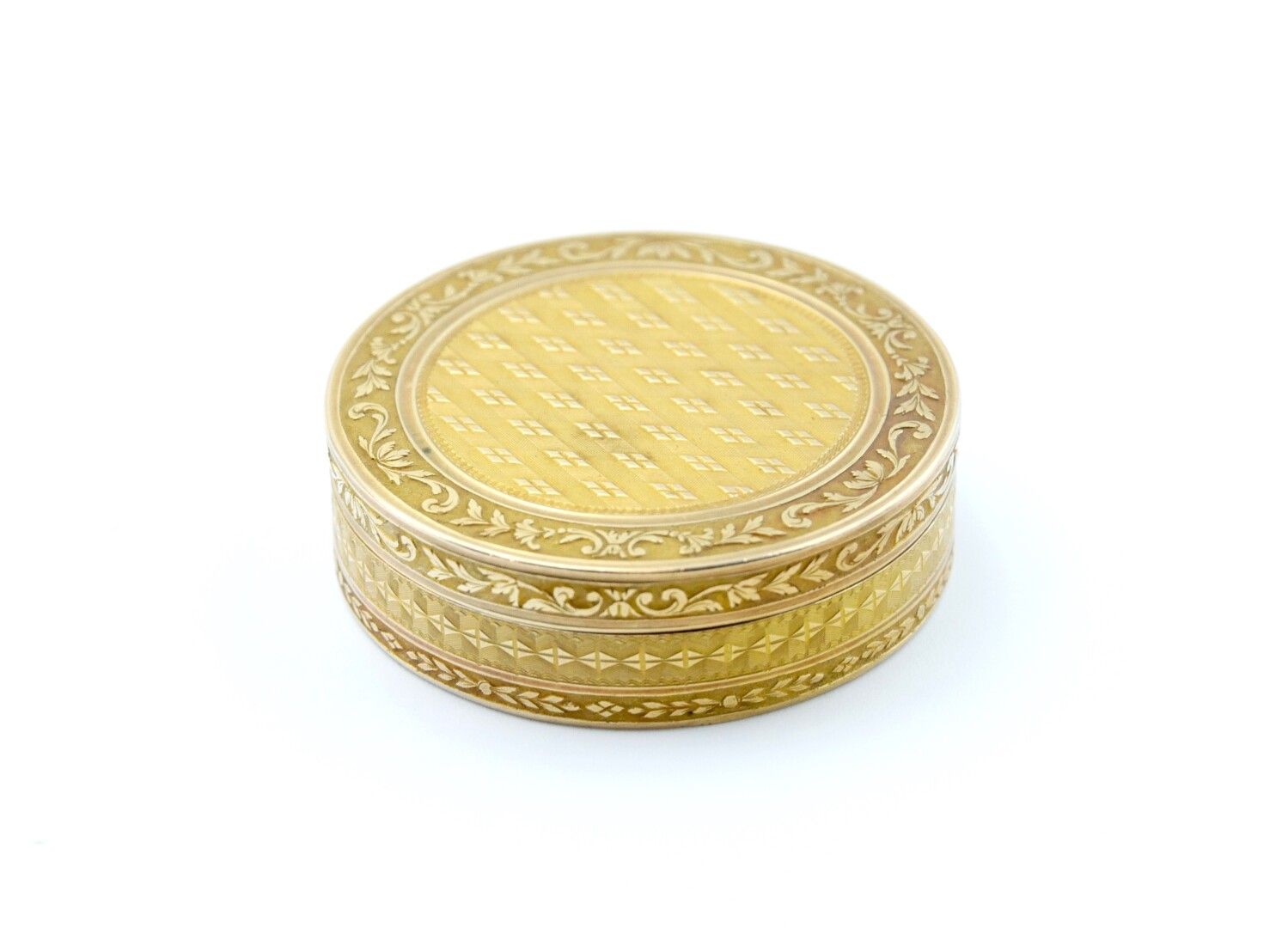 Null PARIS - 1798-1809 

Petite boîte en or 750/1000e de forme ronde à décor gui&hellip;