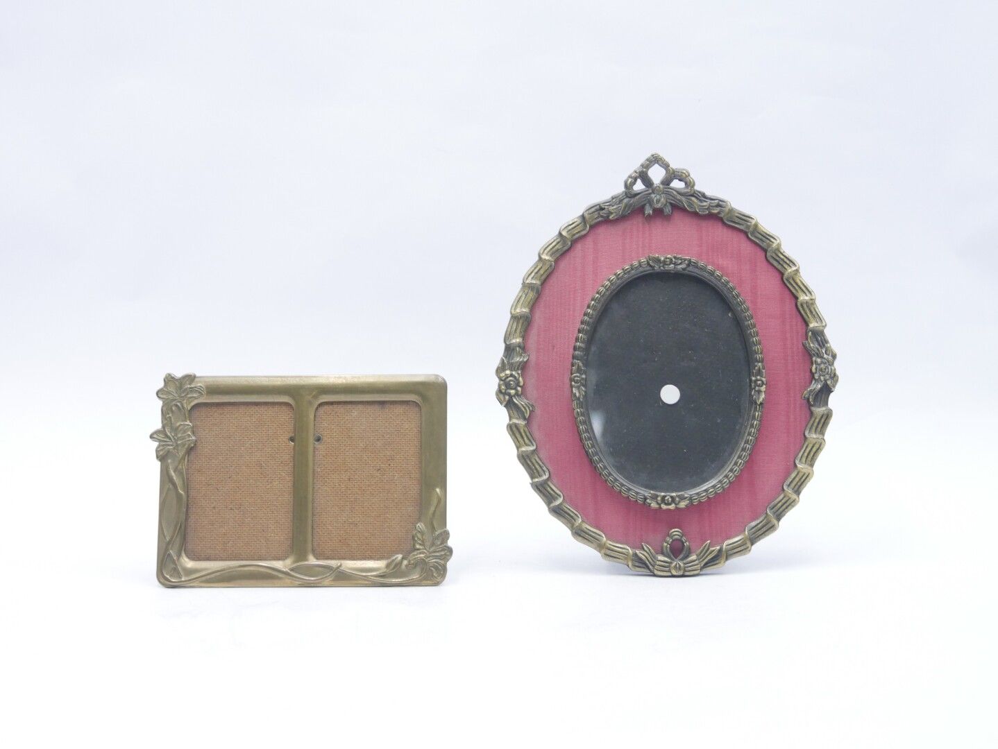 Null Set of two brass photo frames: 

- Oval frame. Size: 21 x 17 cm. 8,3 x 6,7 &hellip;