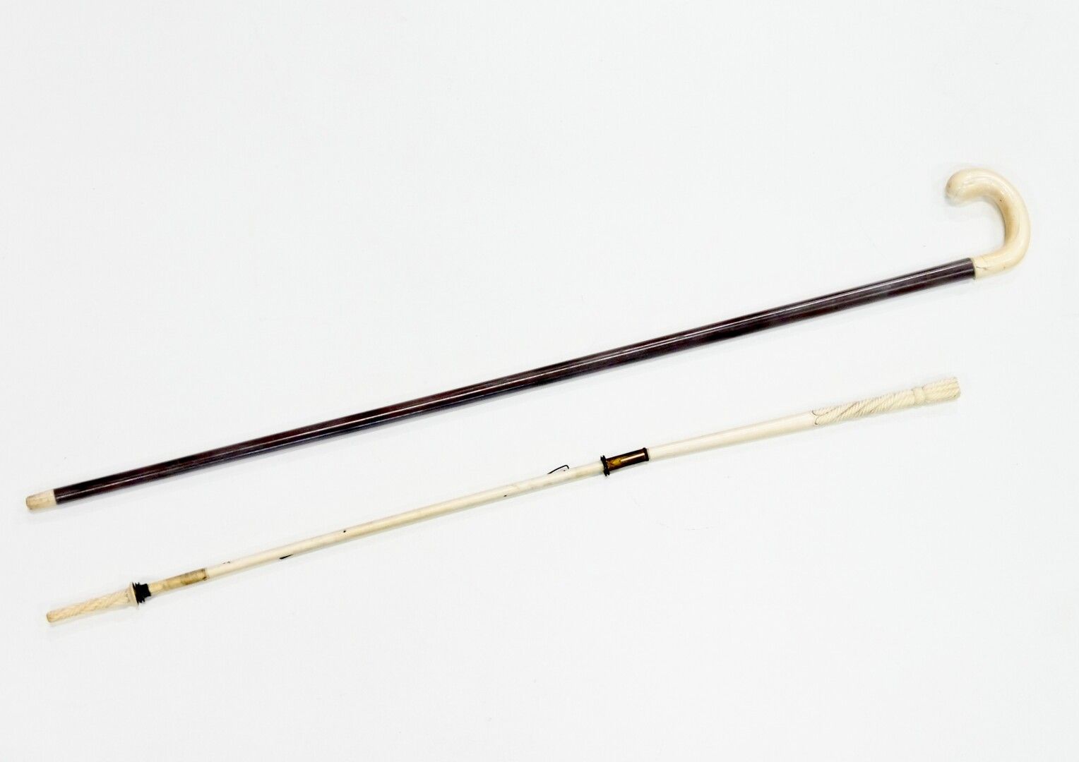 Null 法国 - 约1910-1920年

雕刻的象牙手杖，带旋钮和阳伞把手，木制手杖体

总毛重：526克。

长：91.5和80厘米。36和31,5英寸。&hellip;