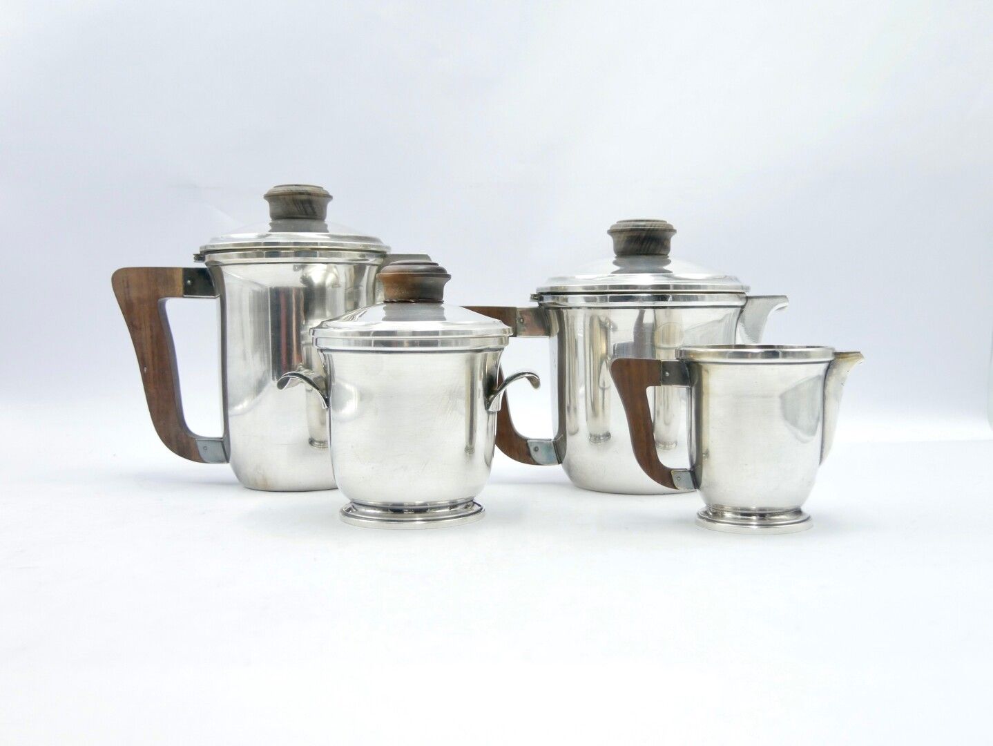 Null 博朗格

装饰艺术风格的金属和木制茶具，包括两个壶，一个牛奶壶和一个糖碗

签名：Boulanger

H.19 cm. 7,5 in.

银饰有磨损&hellip;