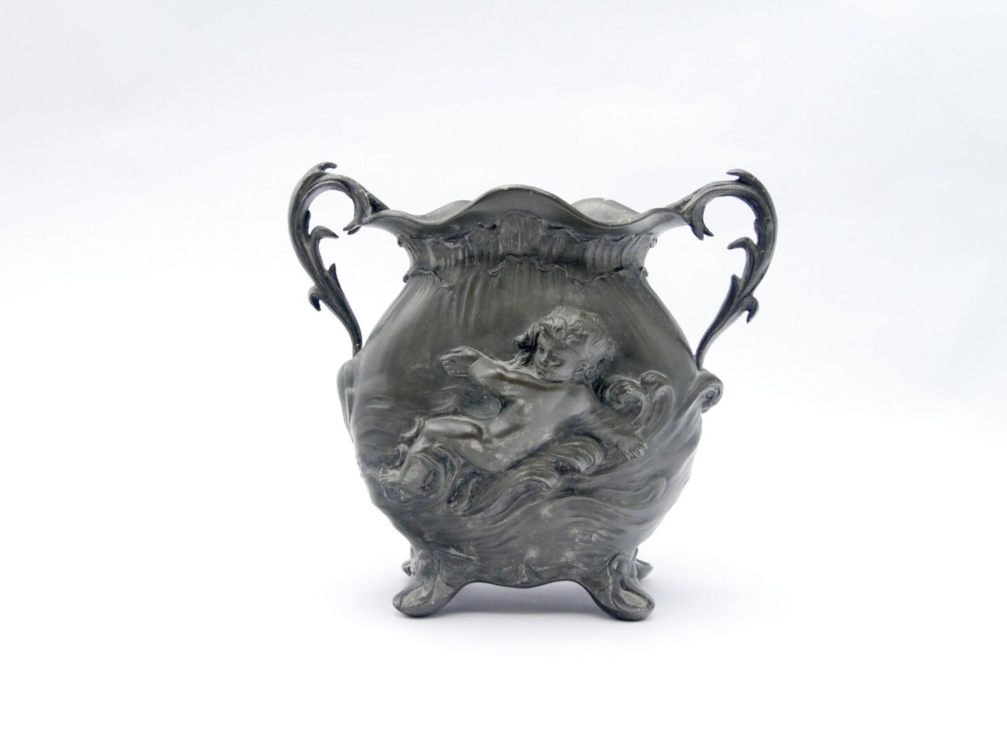 Null 让-莫里斯和埃米尔-佩蒂宗 - 约1900年

锡镴花瓶，扁平的瓶身上有浮雕装饰的波浪中的普蒂。

签名：Petiz

H.18 cm. 7 in.
&hellip;