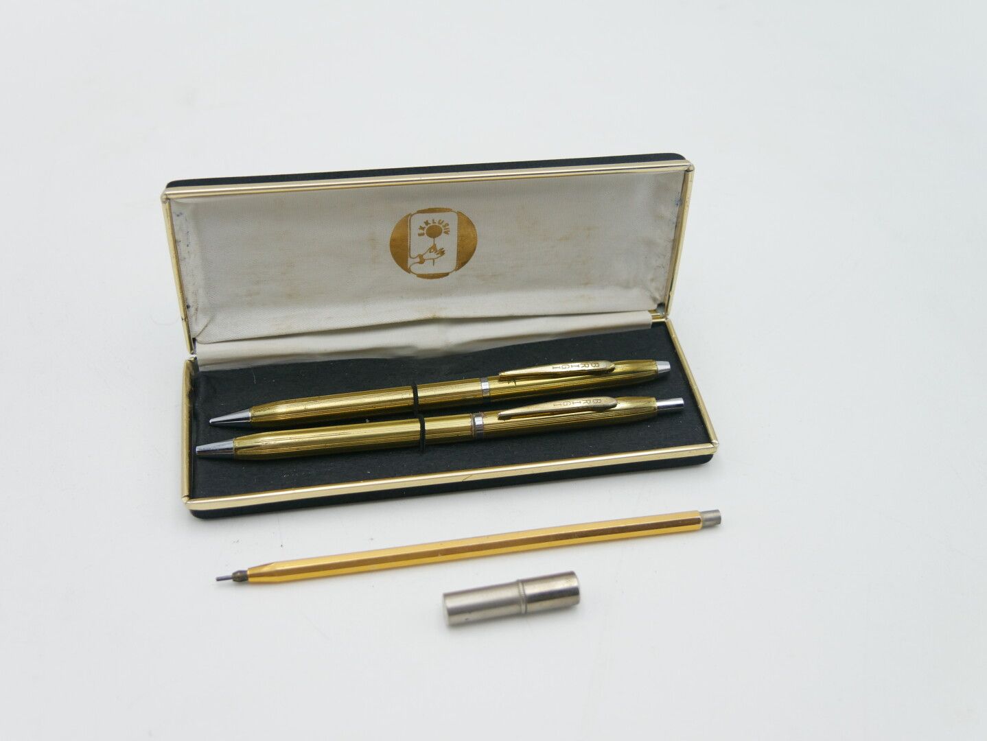 Null BRIGI 

Set containing a ballpoint pen and a gold coloured criterium. The c&hellip;