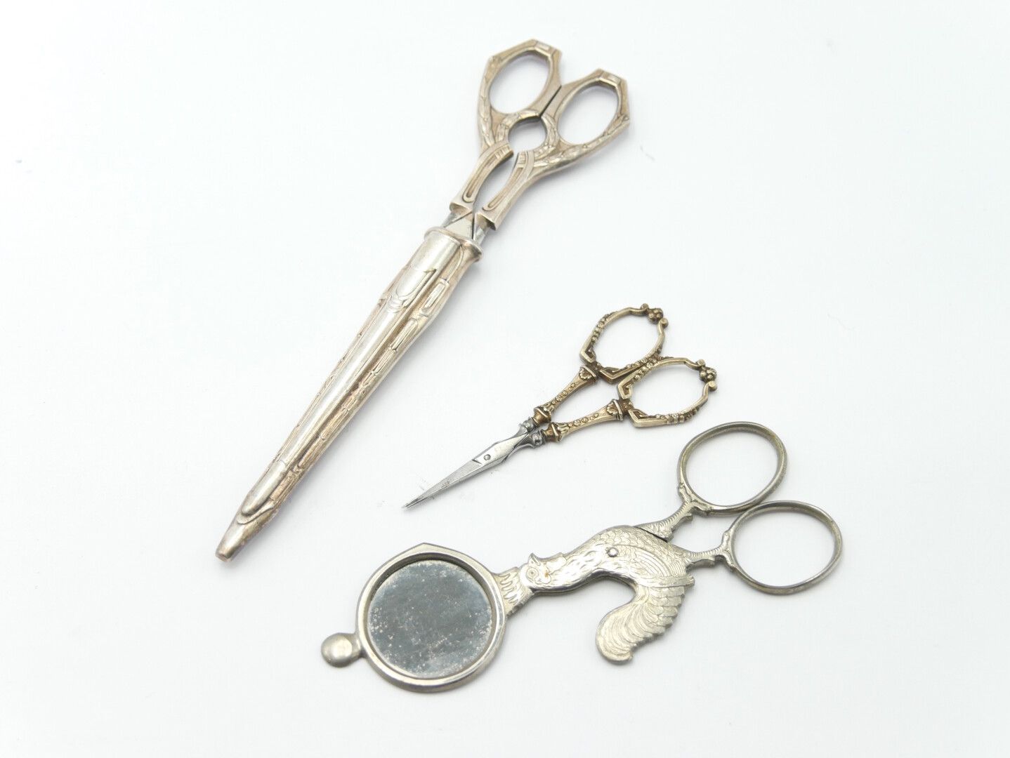 Null 20th CENTURY 

Set of three scissors: 

- Sewing scissors in silver 800/100&hellip;