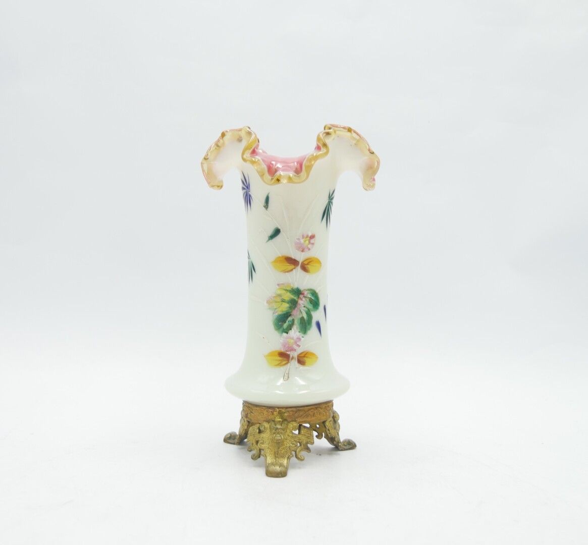 Null 19世纪--在水晶阶梯的味道里

白色和粉红色乳白玻璃吹制的花瓶，颈部用钳子加工，镀金青铜的三脚架底座和镀金金属环上装饰着叶子。多色珐琅彩花饰

H.&hellip;