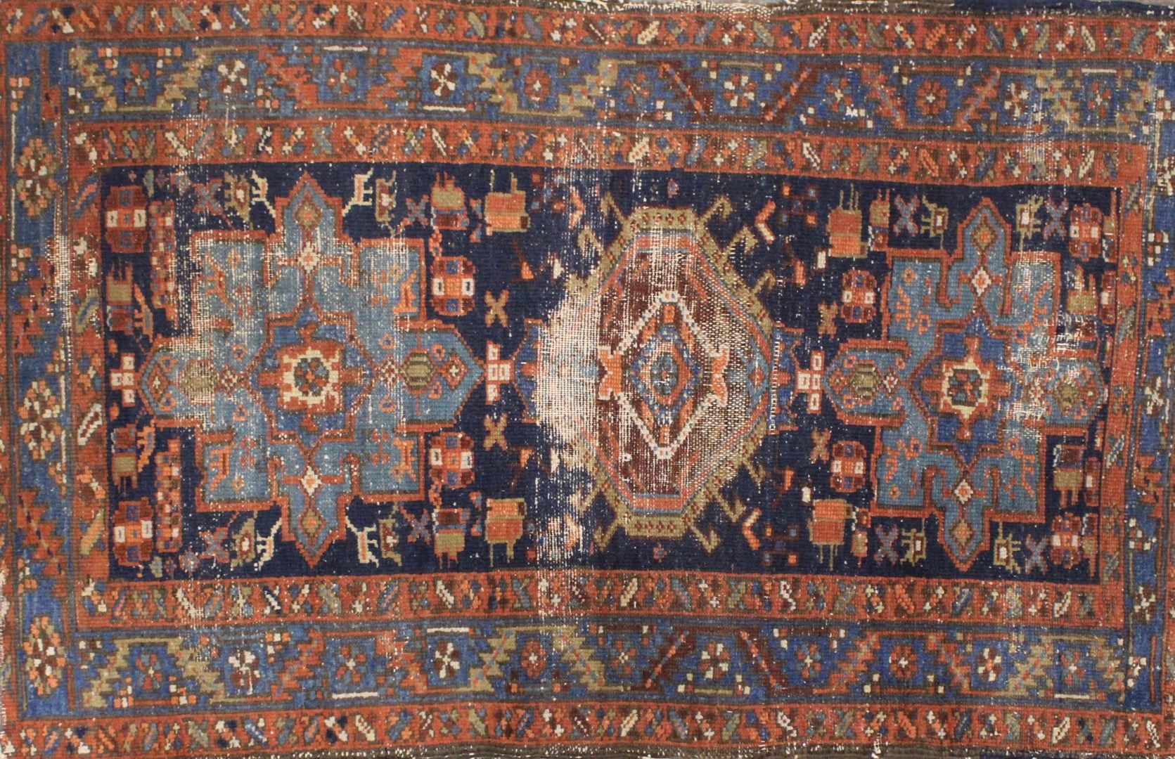 Null 宗旨

羊毛地毯，蓝色背景上有三个奖章，有三层边框

尺寸：136 x 83 cm. 53,5 x 32,5 in.

显著的磨损，使用条件