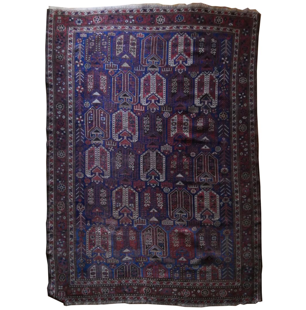 Null ǞǞǞ

蓝底红色和米色装饰的羊毛地毯，有红色边框

尺寸：180 x 137 cm. 71 x 54 in.

磨损，修复，轻微变色



专家 :&hellip;