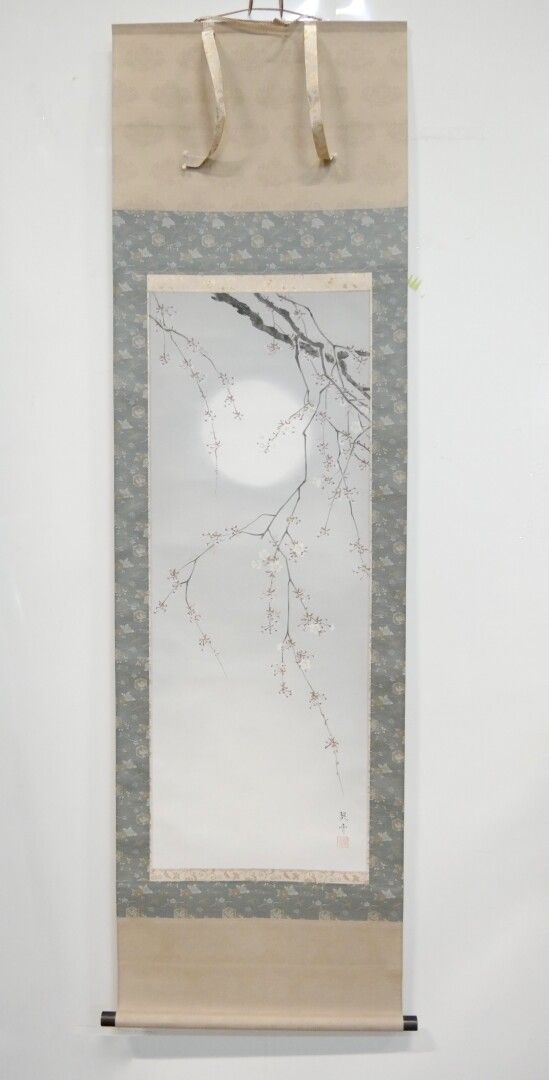 Null JAPAN 

Fabric scroll, with printed decoration of cherry trees and moon. In&hellip;