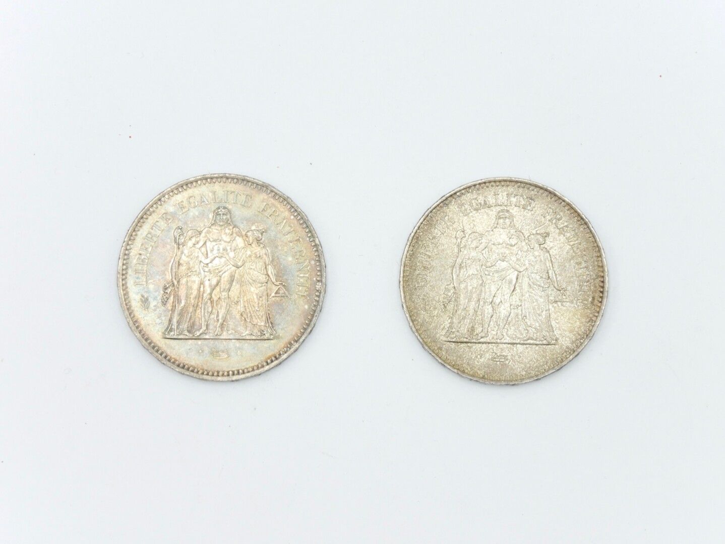 Null 法国 - 20世纪

两枚50法郎的赫拉克勒斯银币，1975年和1978年

总重量：59,95克。

氧化、磨损