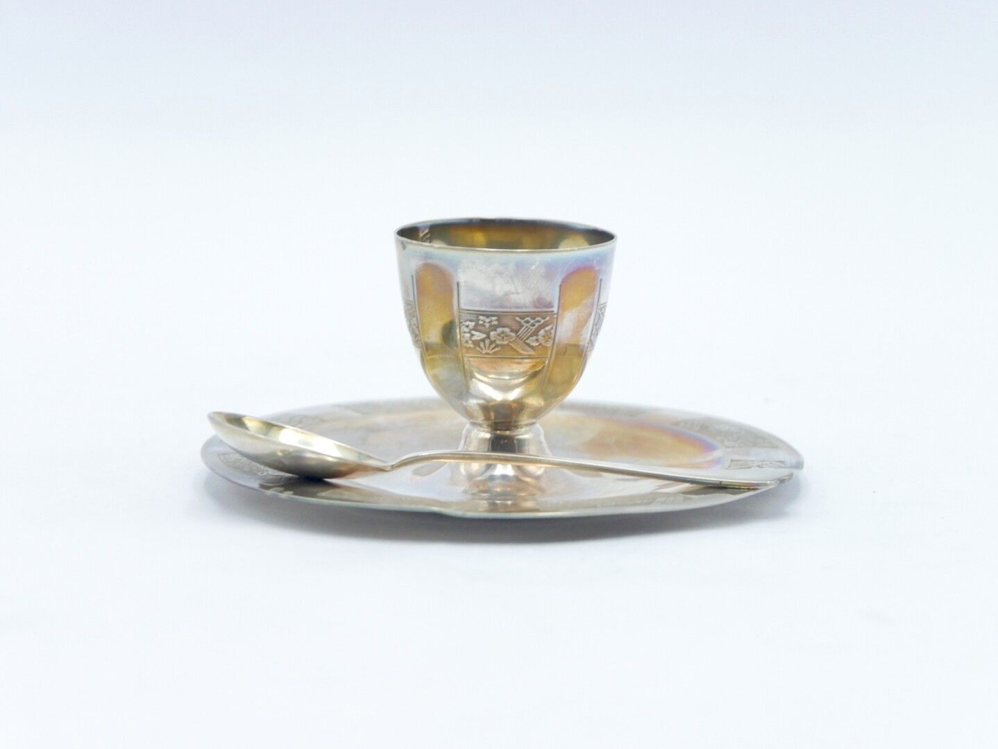 Null 20世纪 

固定托盘上的蛋杯和银质950/1000e的勺子，带花纹的徽章

米诺尔和金匠大师标记

总重量：115克。

高约：5厘米。2英寸。

&hellip;