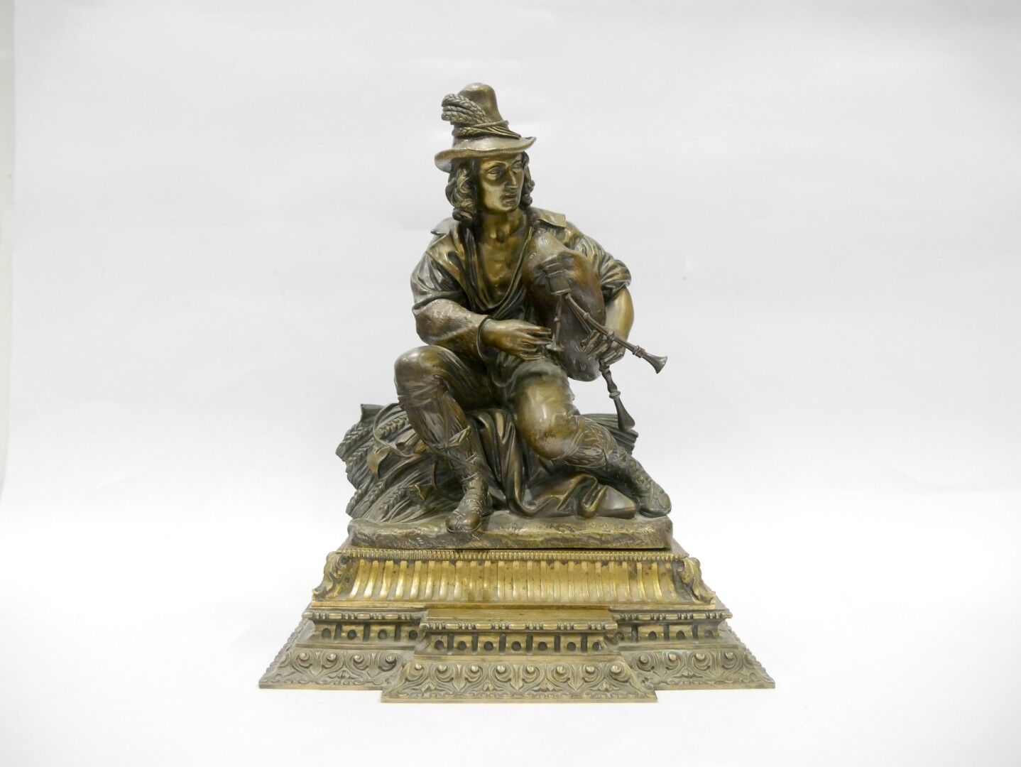 Null 19世纪末-20世纪初

吹笛子的人

青铜雕塑 

两个镀金的铜质底座

总高度：31厘米。约12英寸

三个独立的元素，其中一个角站了出来