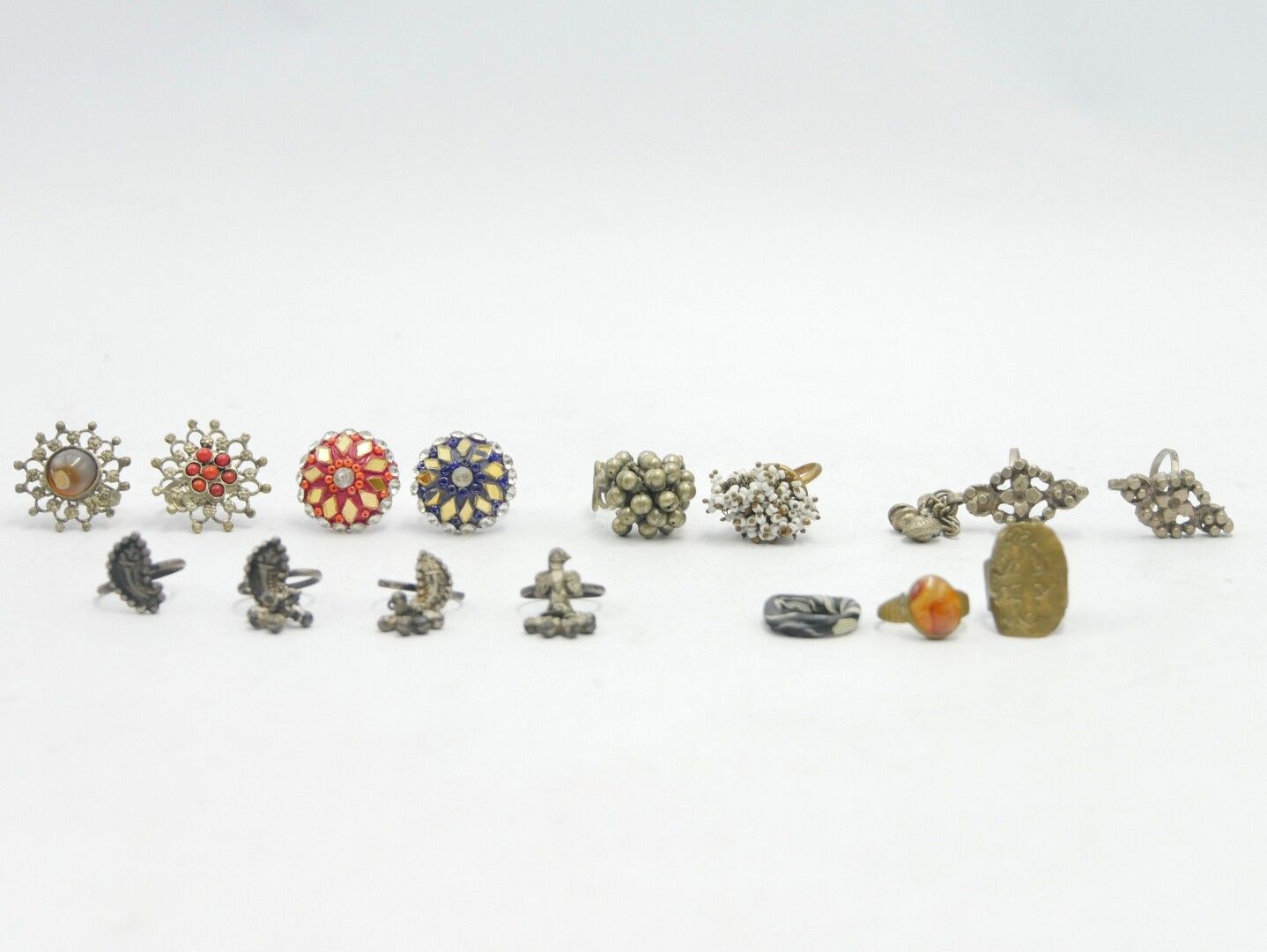 Null 印度和亚洲 - 20世纪

一批15个金属、珍珠和树脂戒指

各种手指尺寸

氧化、使用状态、部件缺失