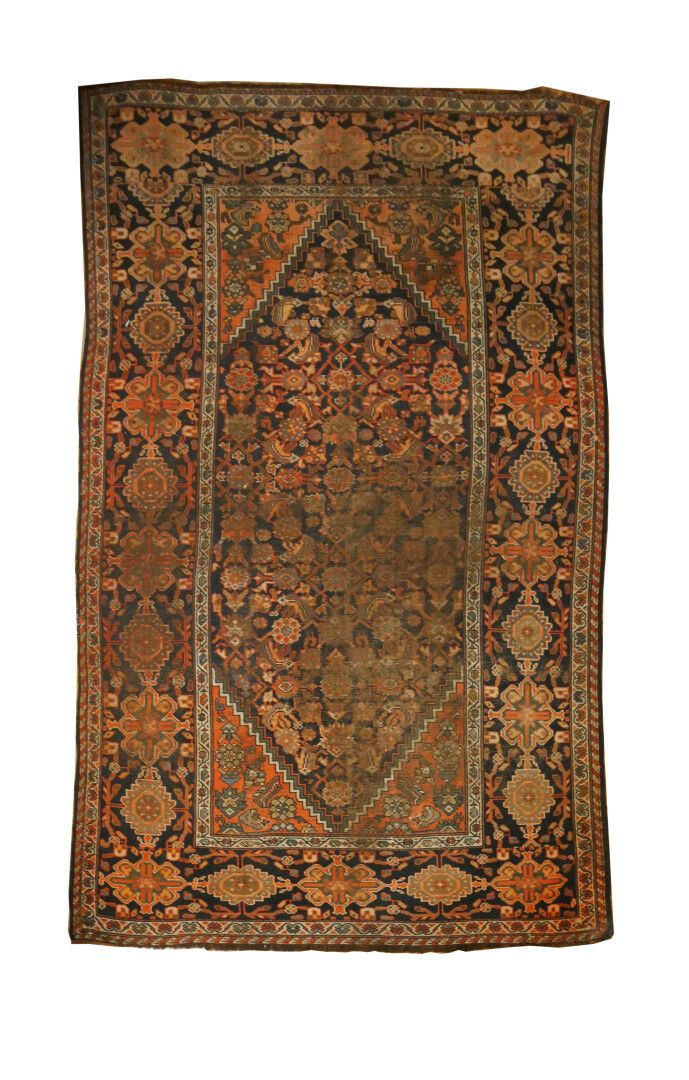 Null FERAGAN - 19世纪末-20世纪初

波斯羊毛地毯，红色背景上有奖章装饰，蓝色背景上有宽边。

尺寸：285 x 165厘米。115 x 65&hellip;