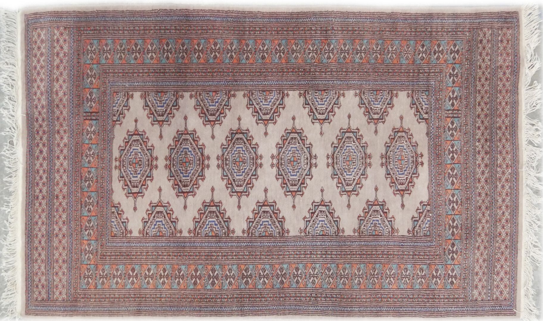 Null 现代工作

东方羊毛地毯，灰褐色背景上有几何图案，有宽边。

尺寸：168 x 97 cm. 63 x 38,2 in.

污渍，边缘磨损，使用状态