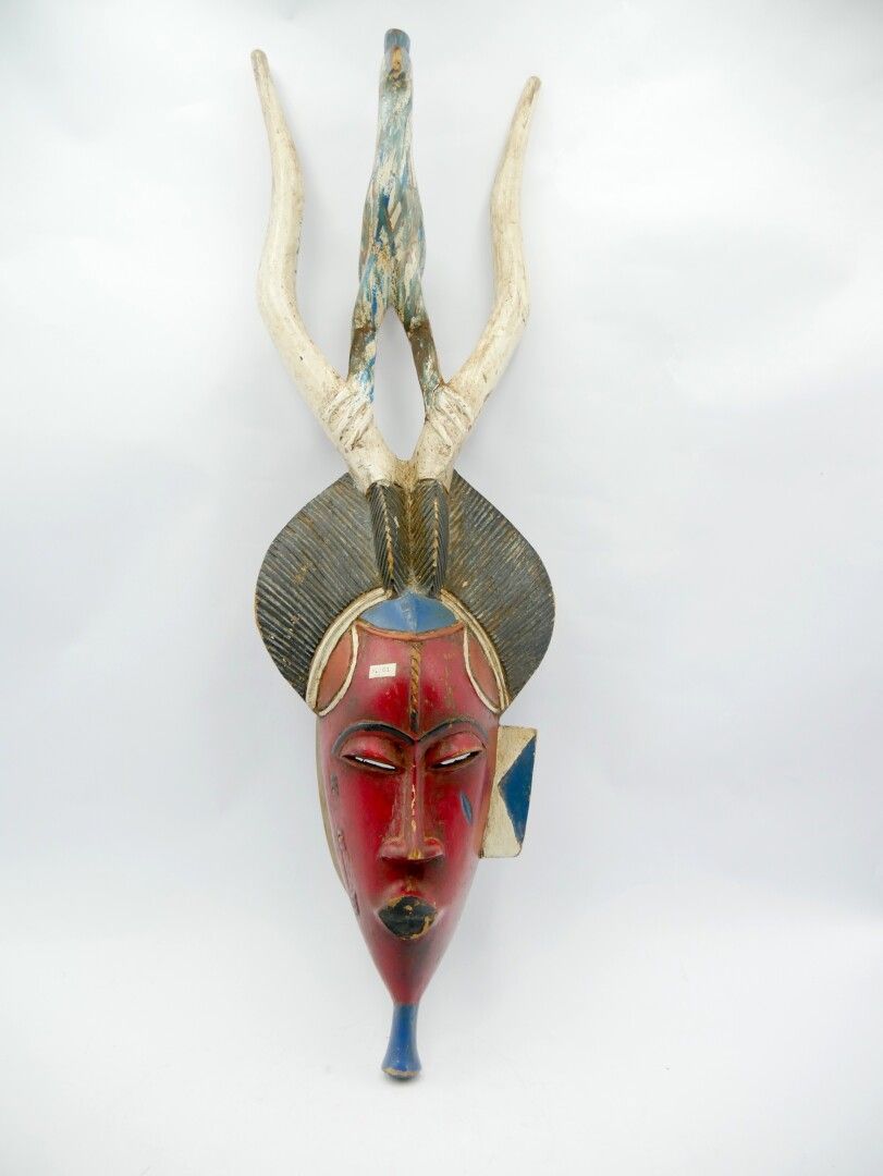 Null 非洲--20世纪

彩绘木制面具，上面有羚羊角，中间是一只鸟。

H.68厘米，约28.7英寸

木材和油漆有轻微损坏