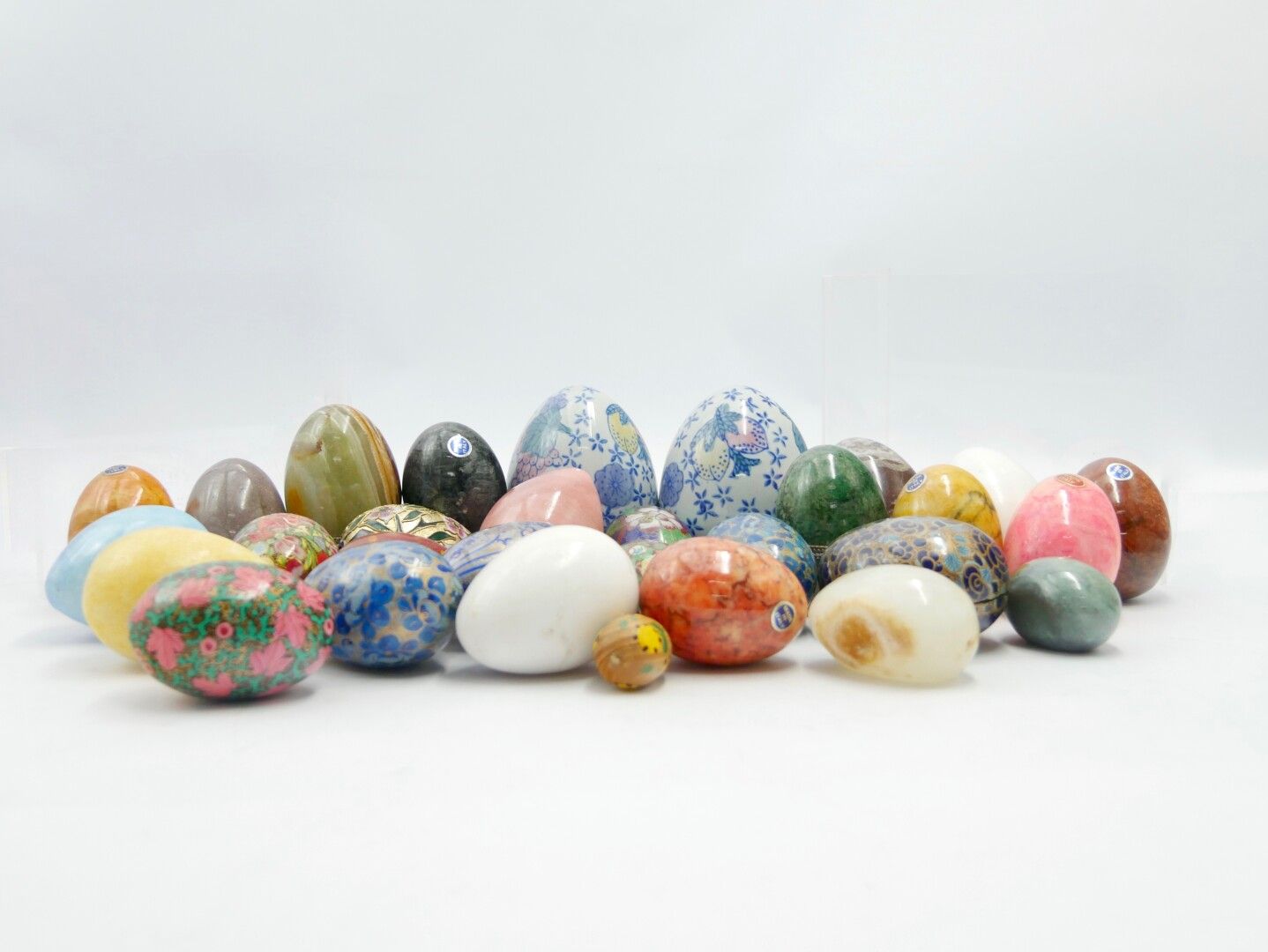 Null COLLECTION 

Lot of thirty eggs in hard stone, porcelain, painted wood, ena&hellip;