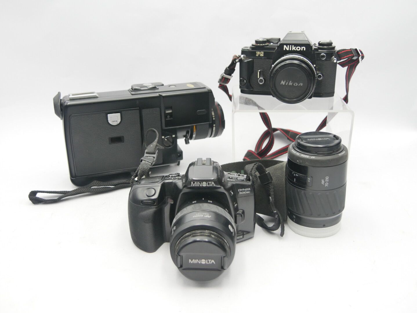 Null CAMERAS 

Lot including : 

- Nikon FG camera with 50 mm 1:1.8 Lens Series &hellip;