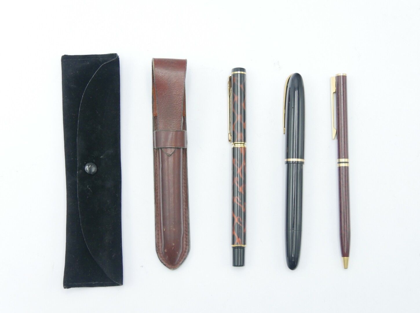 Null WATERMAN

黑色树脂和鎏金金属钢笔，750/1000号笔尖（毛重：14克）和一支为Rochas Paris设计的鎏金金属和仿毛木的圆珠笔

划&hellip;