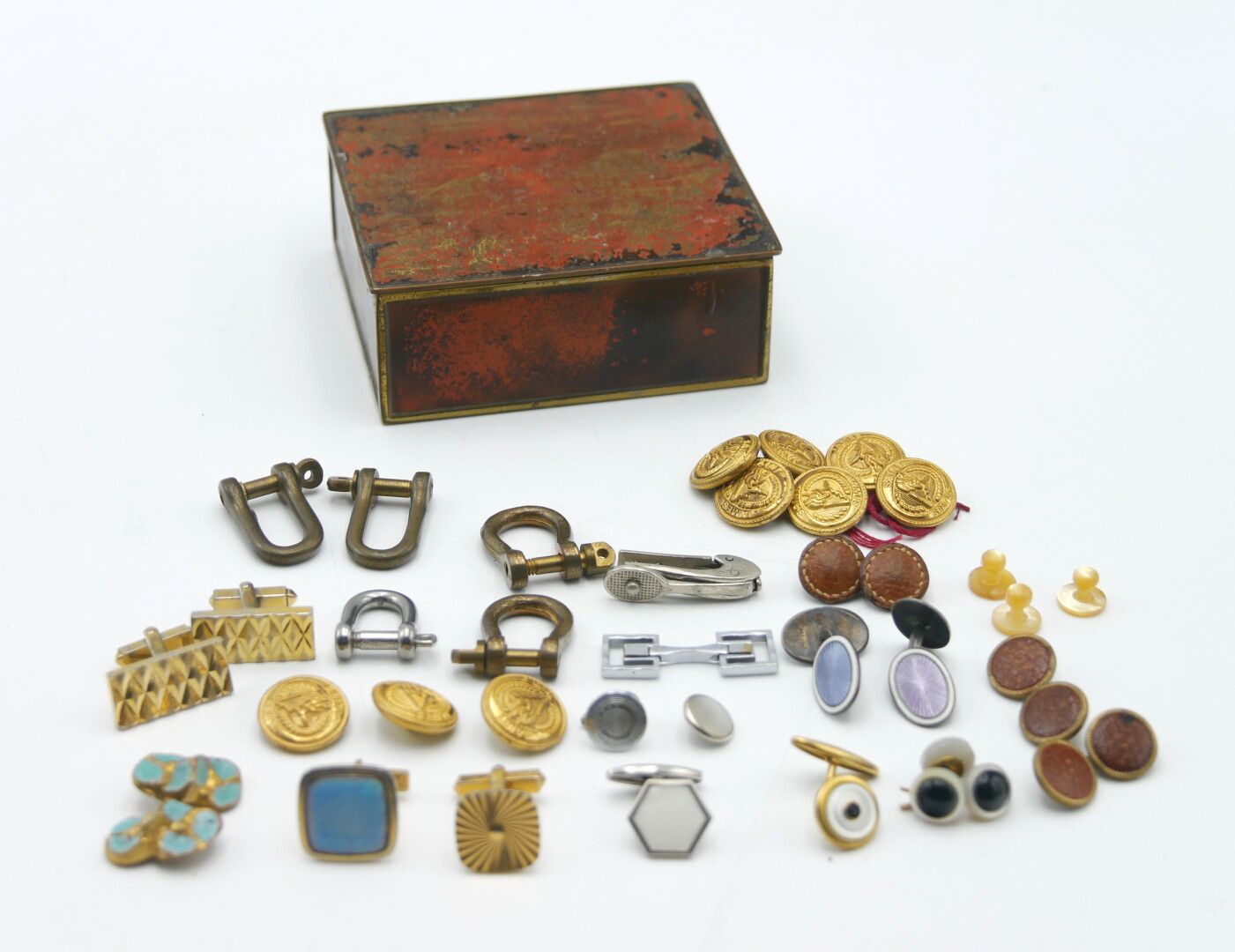 Null 拍品包括：圣詹姆斯鎏金金属纽扣、不匹配的袖扣、领口纽扣和其他物品

使用状况，缺失，许多元素不在一对上 

附有一个金属盒