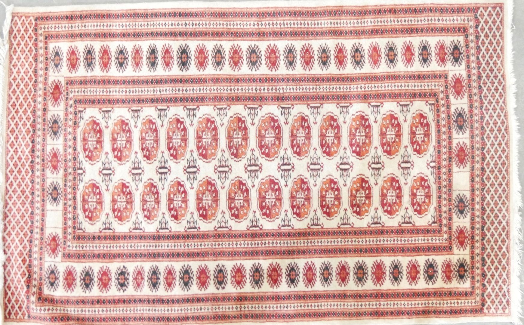 Null PAKISTAN - XXe SIÈCLE 

Tapis à motifs géométriques rouges sur fond crème 
&hellip;