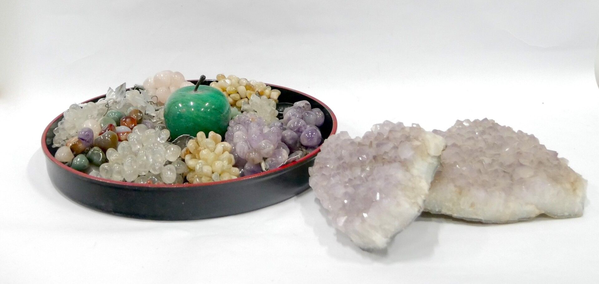 Null 自然界

由两颗紫水晶、一串葡萄和一个苹果组成的各种硬石拍品

大紫水晶的长：22厘米，8 3/4英寸。

有灰尘，使用状况