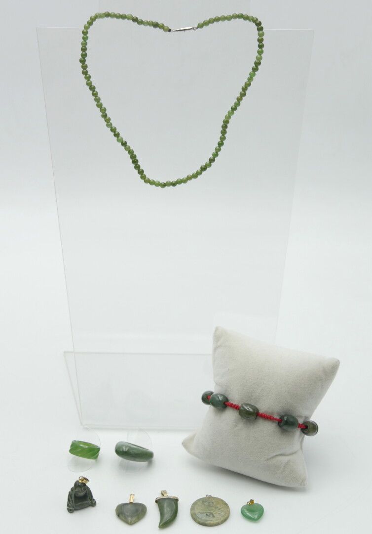 Null COSTUME JEWELLERY 

Green hard stone lot including : 

- Bracelet adjustabl&hellip;