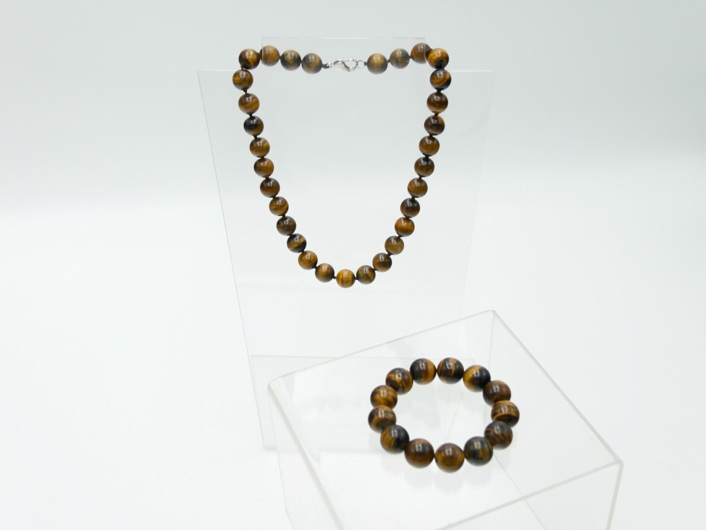 Null 范特西珠宝 - 20世纪

虎眼石很多，包括:

- 一条珍珠项链.长：46厘米。18,11 in.

- 珍珠手镯，有弹性。直径：8.5厘米。3,3&hellip;